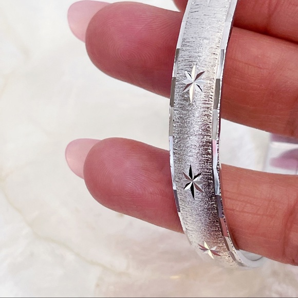 Vintage Monet Silver Tone Etched Stars Pretty Bangle Bracelet Elegant - Picture 8 of 12